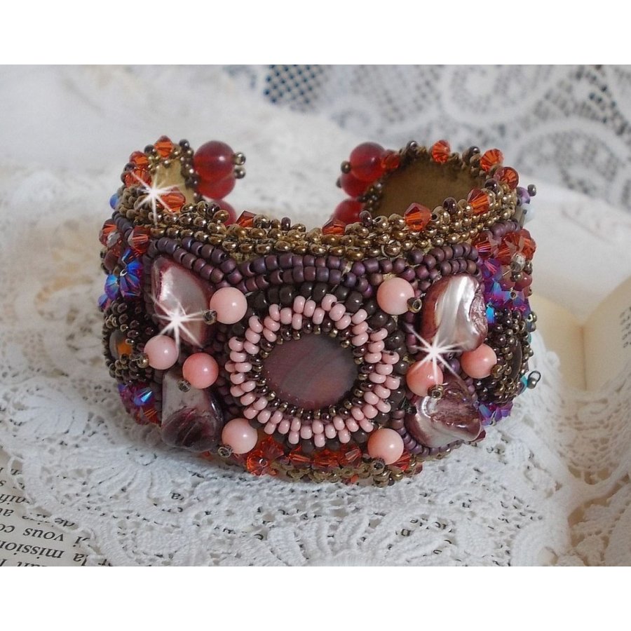 Topaz Manschett armband broderat med en pärlemor mahogny skiva, ametist, ljusrosa korall, Swarovski kristaller och fröpärlor