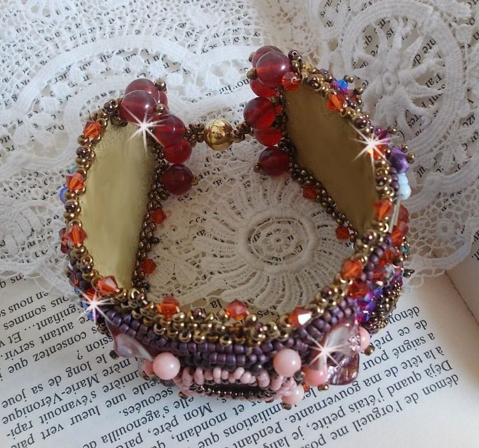 Topaz Manschett armband broderat med en pärlemor mahogny skiva, ametist, ljusrosa korall, Swarovski kristaller och fröpärlor