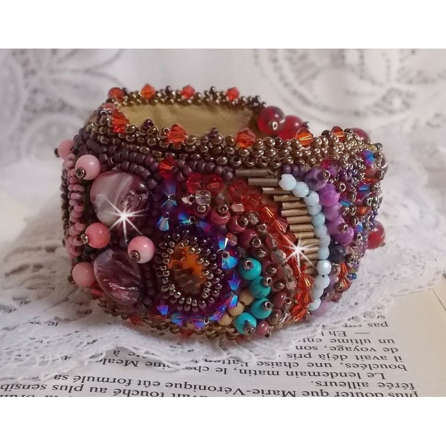 Topaz Manschett armband broderat med en pärlemor mahogny skiva, ametist, ljusrosa korall, Swarovski kristaller och fröpärlor
