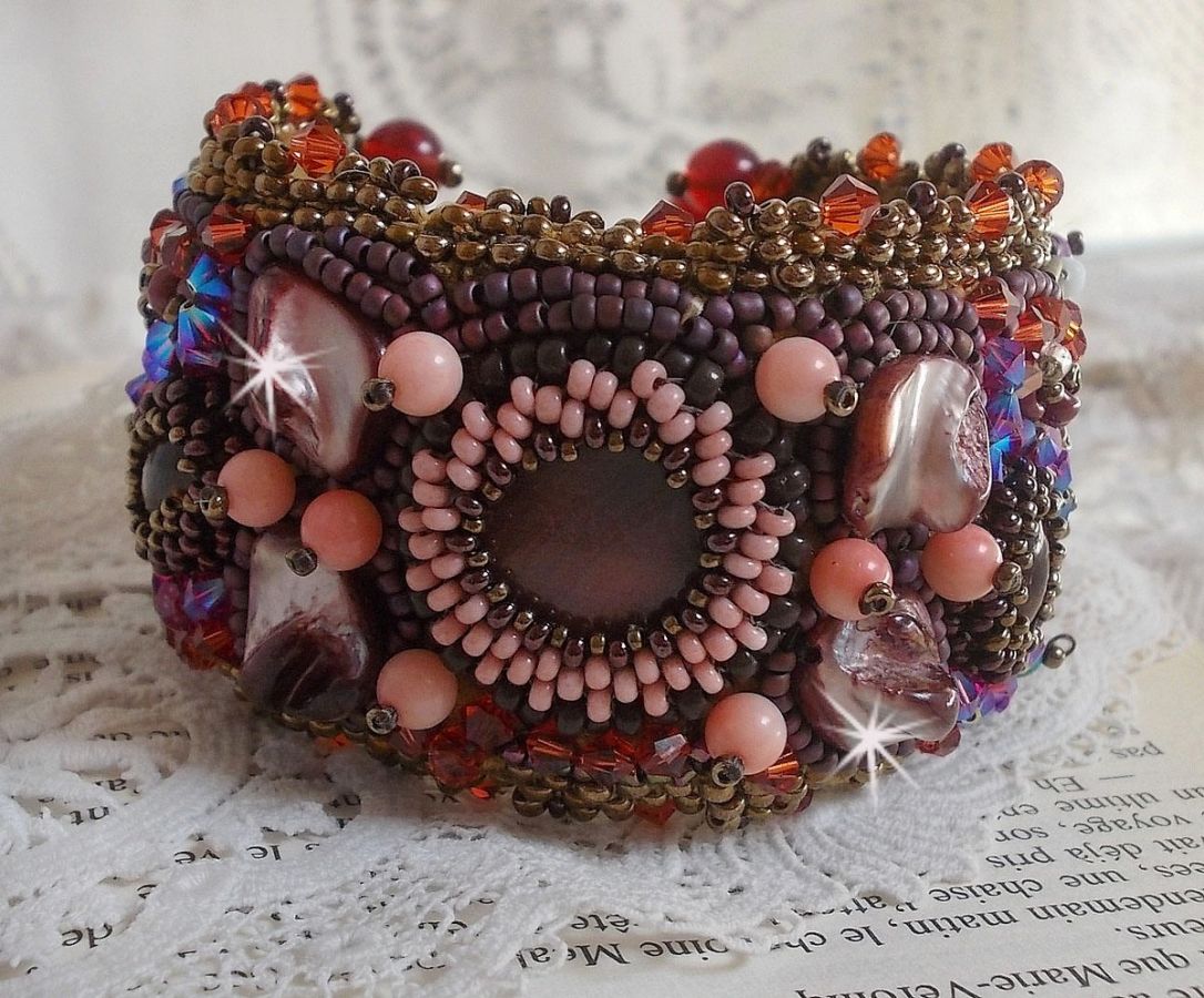 Topaz Manschett armband broderat med en pärlemor mahogny skiva, ametist, ljusrosa korall, Swarovski kristaller och fröpärlor