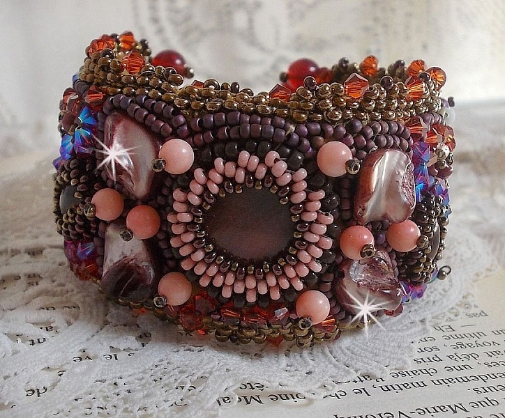 Topaz Manschett armband broderat med en p&auml;rlemor mahogny skiva, ametist, ljusrosa korall, Swarovski kristaller och fr&ouml;p&auml;rlor