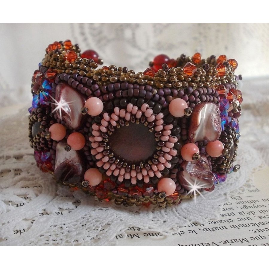 Topaz Manschett armband broderat med en pärlemor mahogny skiva, ametist, ljusrosa korall, Swarovski kristaller och fröpärlor