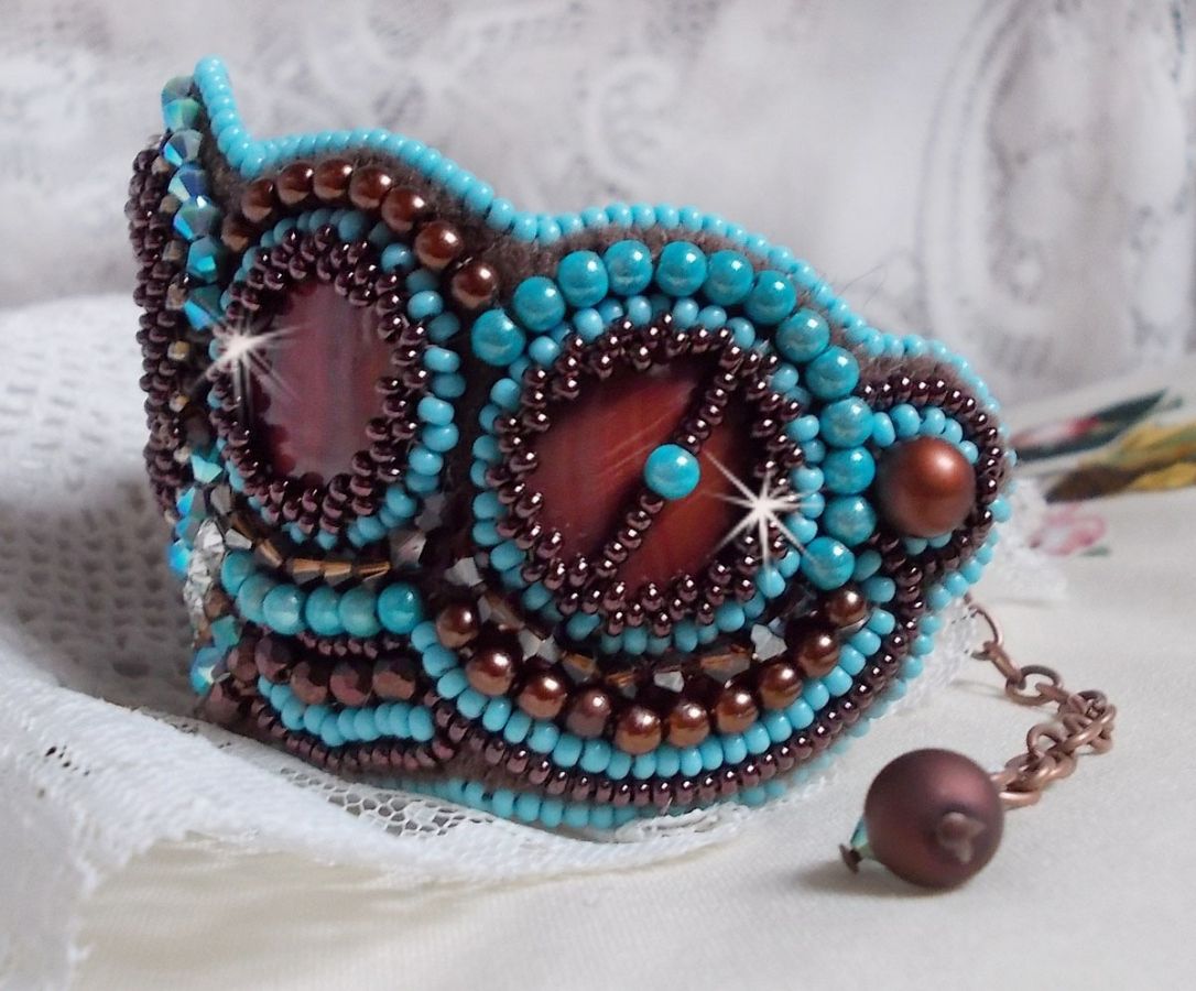 Haute-Couture Turkos manschett armband broderad med mahogny pärlemor av pärlemor skiva, Swarovski kristaller, Bohemian glas facetter och rocailles