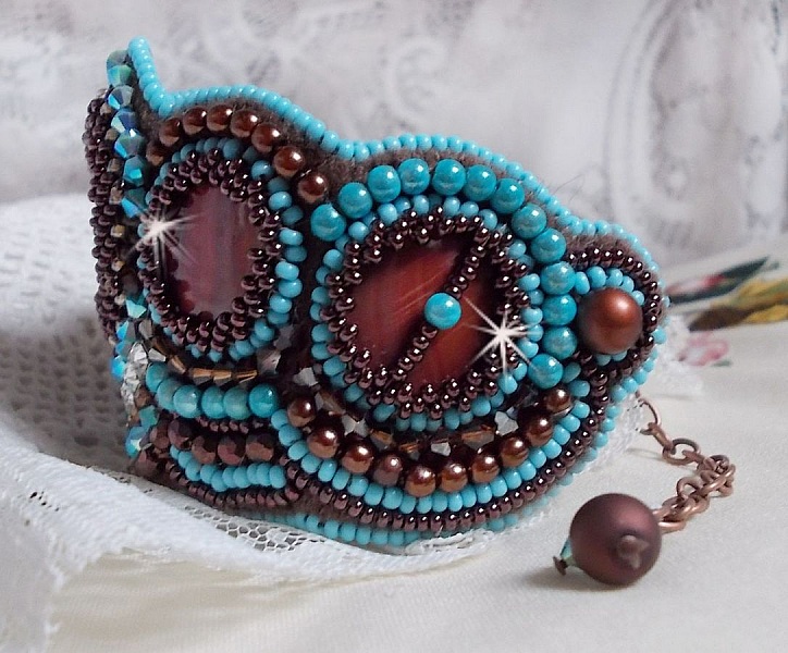 Bracelet manchette artisanal en turquoise, nacre et perles brodées.