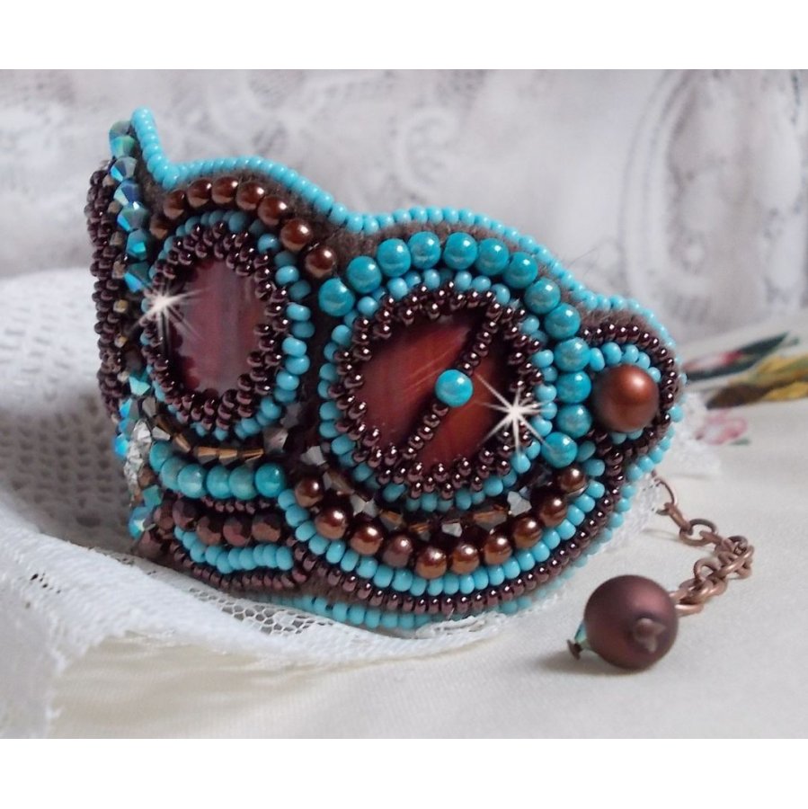 Haute-Couture Turkos manschett armband broderad med mahogny pärlemor av pärlemor skiva, Swarovski kristaller, Bohemian glas facetter och rocailles