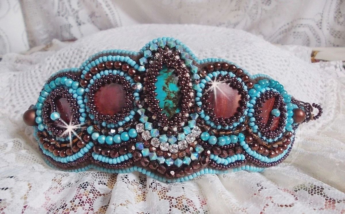 Haute-Couture Turkos manschett armband broderad med mahogny pärlemor av pärlemor skiva, Swarovski kristaller, Bohemian glas facetter och rocailles