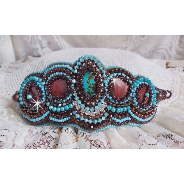 Haute-Couture Turkos manschett armband broderad med mahogny pärlemor av pärlemor skiva, Swarovski kristaller, Bohemian glas facetter och rocailles