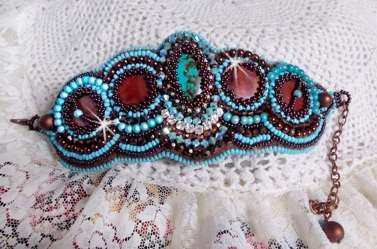 Haute-Couture Turkos manschett armband broderad med mahogny pärlemor av pärlemor skiva, Swarovski kristaller, Bohemian glas facetter och rocailles