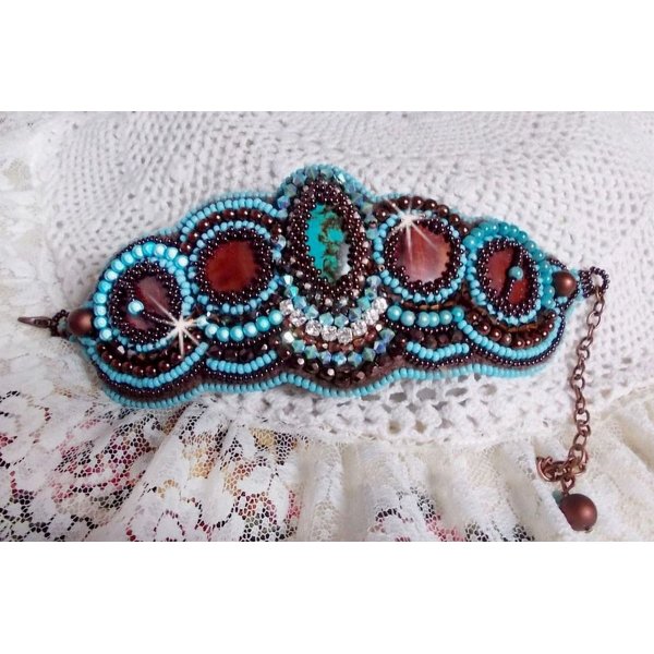 Haute-Couture Turkos manschett armband broderad med mahogny pärlemor av pärlemor skiva, Swarovski kristaller, Bohemian glas facetter och rocailles