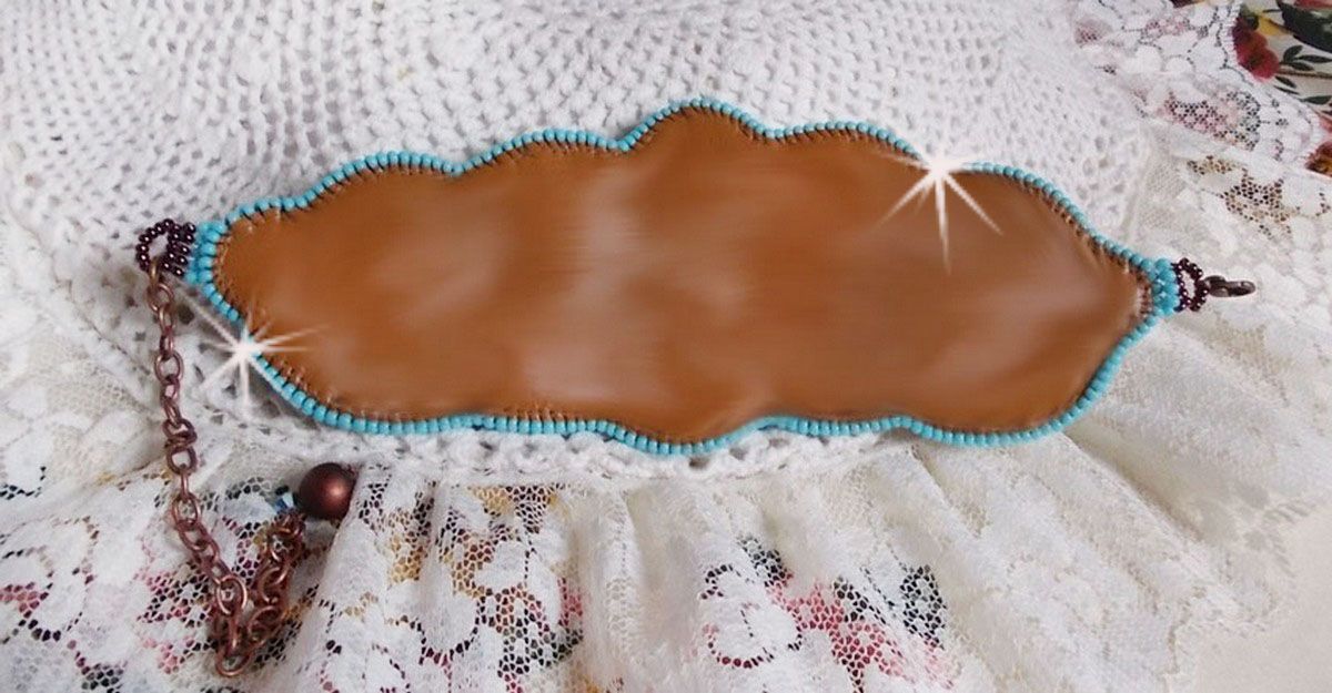 Haute-Couture Turkos manschett armband broderad med mahogny pärlemor av pärlemor skiva, Swarovski kristaller, Bohemian glas facetter och rocailles