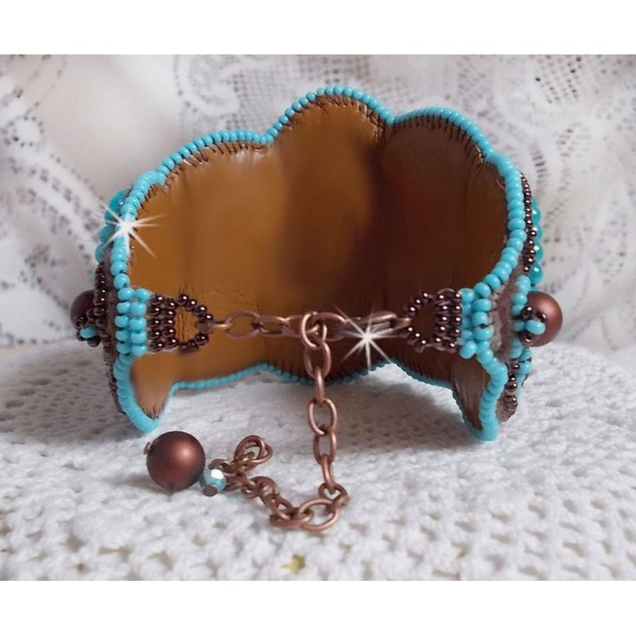 Haute-Couture Turkos manschett armband broderad med mahogny pärlemor av pärlemor skiva, Swarovski kristaller, Bohemian glas facetter och rocailles