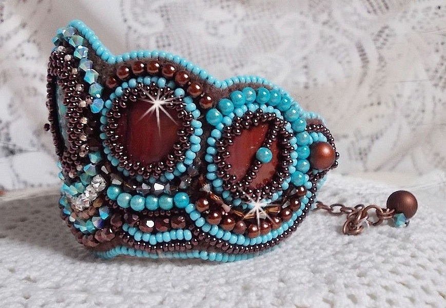 Bracelet manchette artisanal brodé en turquoise, nacre et perles.