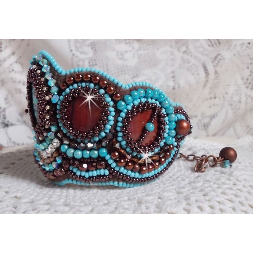 Haute-Couture Turkos manschett armband broderad med mahogny pärlemor av pärlemor skiva, Swarovski kristaller, Bohemian glas facetter och rocailles