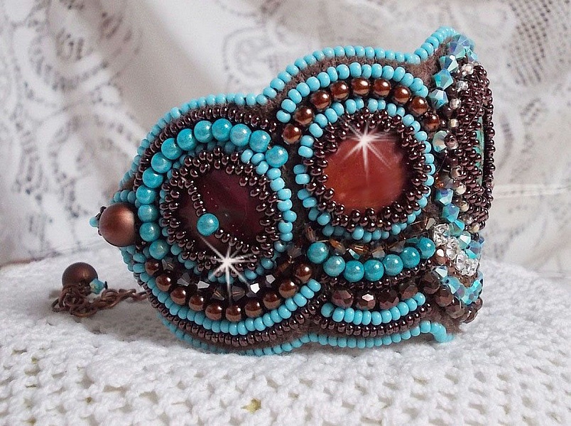 Bracelet manchette artisanal en turquoise, nacre et perles brodées.