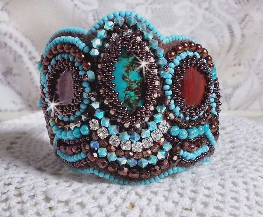 Haute-Couture Turkos manschett armband broderad med mahogny pärlemor av pärlemor skiva, Swarovski kristaller, Bohemian glas facetter och rocailles
