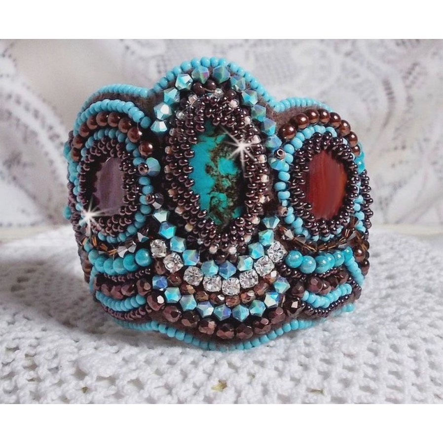 Haute-Couture Turkos manschett armband broderad med mahogny pärlemor av pärlemor skiva, Swarovski kristaller, Bohemian glas facetter och rocailles