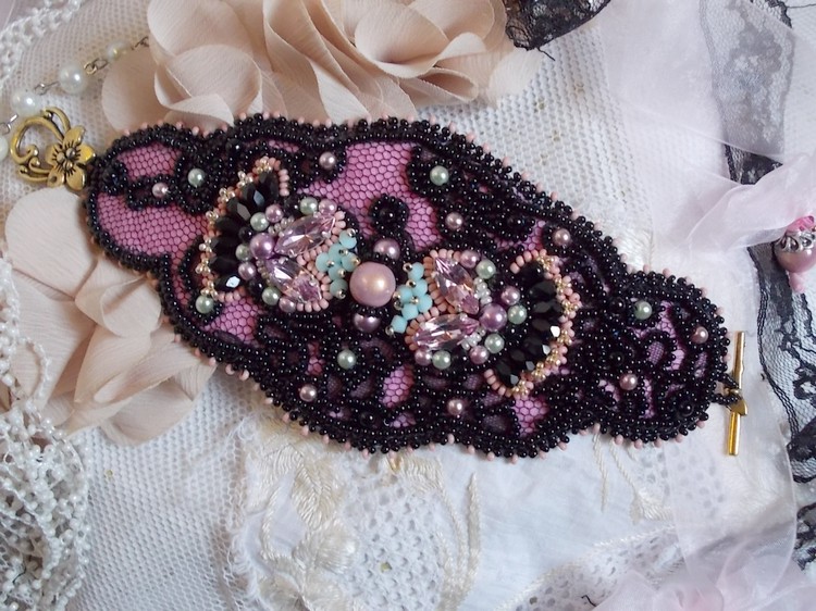 Marquise-armband broderat med Swarovski-kristaller, antik svart spets fr&aring;n 1950, s&ouml;tvattensp&auml;rlor och fr&ouml;p&auml;rlor.