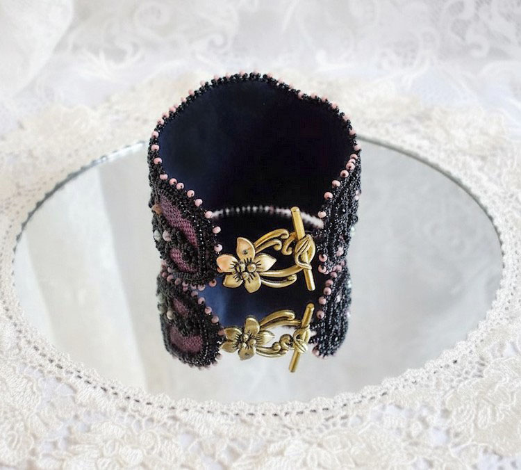 Marquise-armband broderat med Swarovski-kristaller, antik svart spets fr&aring;n 1950, s&ouml;tvattensp&auml;rlor och fr&ouml;p&auml;rlor.