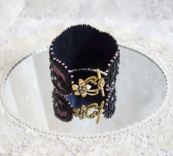 Marquise-armband broderat med Swarovski-kristaller, antik svart spets fr&aring;n 1950, s&ouml;tvattensp&auml;rlor och fr&ouml;p&auml;rlor.