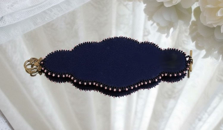 Marquise-armband broderat med Swarovski-kristaller, antik svart spets fr&aring;n 1950, s&ouml;tvattensp&auml;rlor och fr&ouml;p&auml;rlor.