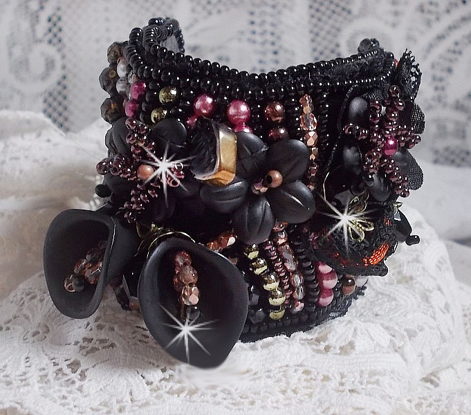 Bracelet manchette Midnight Daisy, rien que des perles nacr&eacute;es et des fleurs.