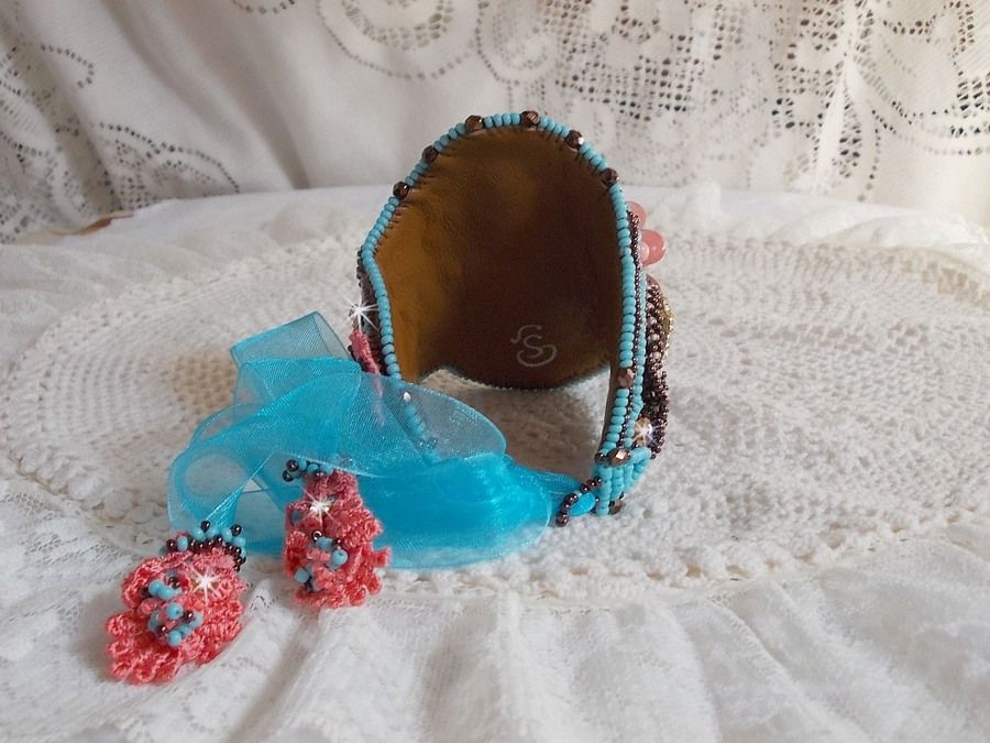 Armband Naïade Haute-Couture manschett broderad med turkos cabochons, en mycket gammal rosa spets, ädelsten pärlor: Coral Light och frö pärlor 