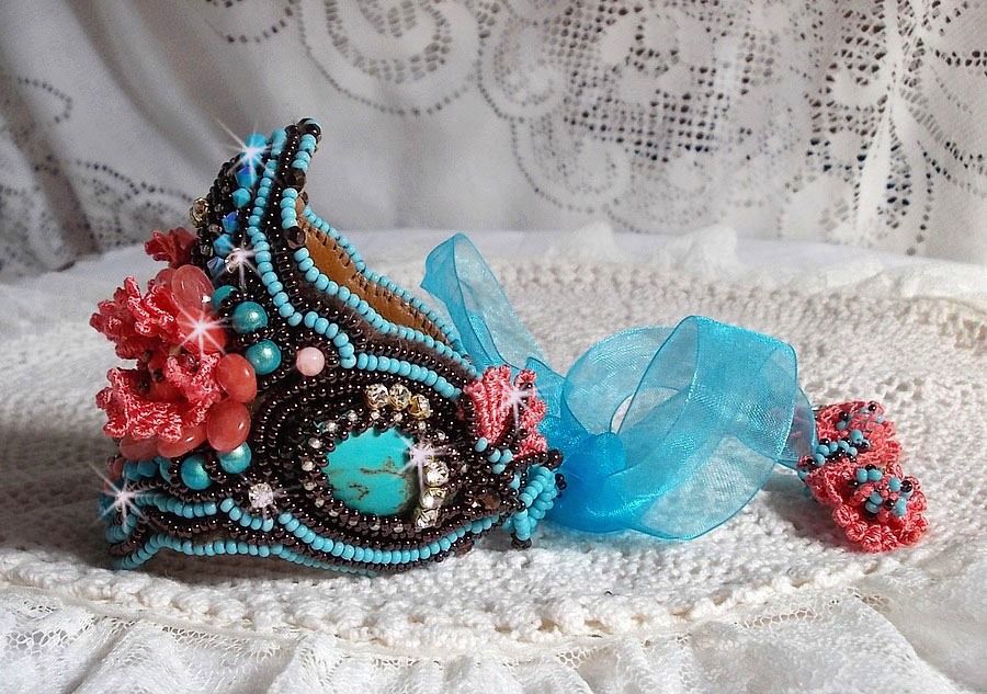 Armband Naïade Haute-Couture manschett broderad med turkos cabochons, en mycket gammal rosa spets, ädelsten pärlor: Coral Light och frö pärlor 