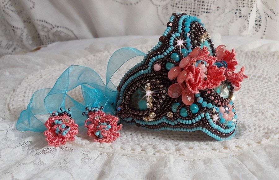 Armband Naïade Haute-Couture manschett broderad med turkos cabochons, en mycket gammal rosa spets, ädelsten pärlor: Coral Light och frö pärlor 