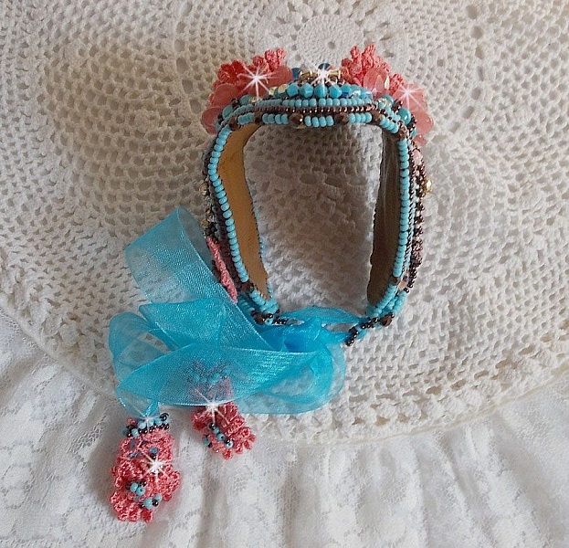 Armband Na&iuml;ade Haute-Couture manschett broderad med turkos cabochons, en mycket gammal rosa spets, &auml;delsten p&auml;rlor: Coral Light och fr&ouml; p&auml;rlor 