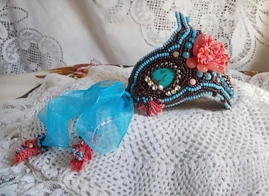 Armband Naïade Haute-Couture manschett broderad med turkos cabochons, en mycket gammal rosa spets, ädelsten pärlor: Coral Light och frö pärlor 