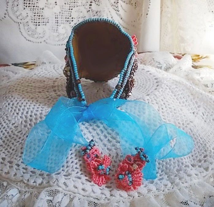 Armband Naïade Haute-Couture manschett broderad med turkos cabochons, en mycket gammal rosa spets, ädelsten pärlor: Coral Light och frö pärlor 