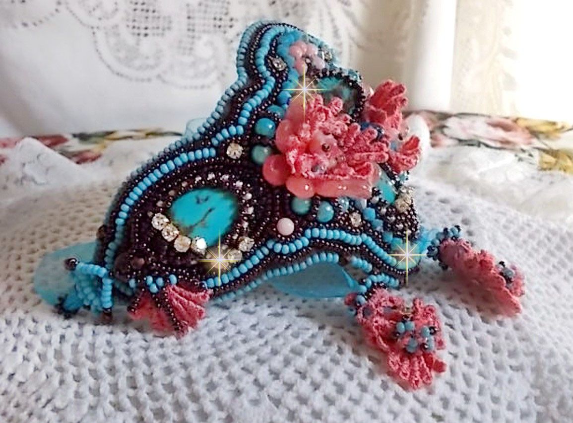 Armband Naïade Haute-Couture manschett broderad med turkos cabochons, en mycket gammal rosa spets, ädelsten pärlor: Coral Light och frö pärlor 