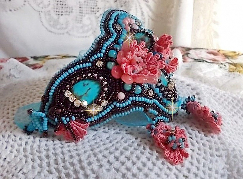 Armband Na&iuml;ade Haute-Couture manschett broderad med turkos cabochons, en mycket gammal rosa spets, &auml;delsten p&auml;rlor: Coral Light och fr&ouml; p&auml;rlor 