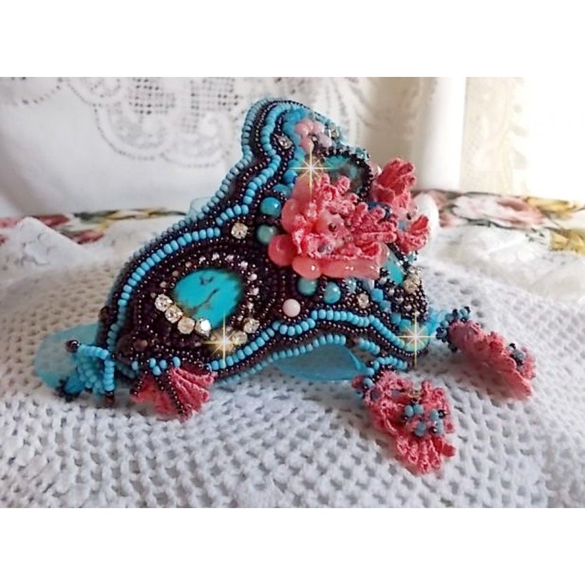 Armband Naïade Haute-Couture manschett broderad med turkos cabochons, en mycket gammal rosa spets, ädelsten pärlor: Coral Light och frö pärlor 