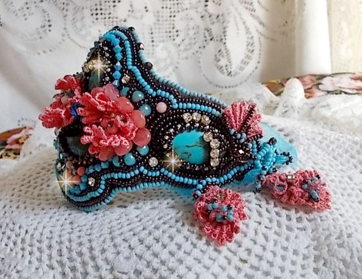 Armband Naïade Haute-Couture manschett broderad med turkos cabochons, en mycket gammal rosa spets, ädelsten pärlor: Coral Light och frö pärlor 