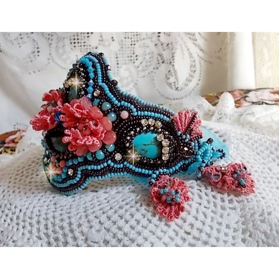 Armband Naïade Haute-Couture manschett broderad med turkos cabochons, en mycket gammal rosa spets, ädelsten pärlor: Coral Light och frö pärlor 