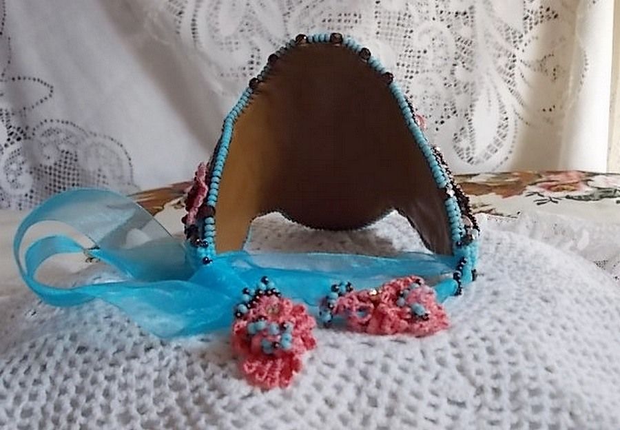 Armband Naïade Haute-Couture manschett broderad med turkos cabochons, en mycket gammal rosa spets, ädelsten pärlor: Coral Light och frö pärlor 