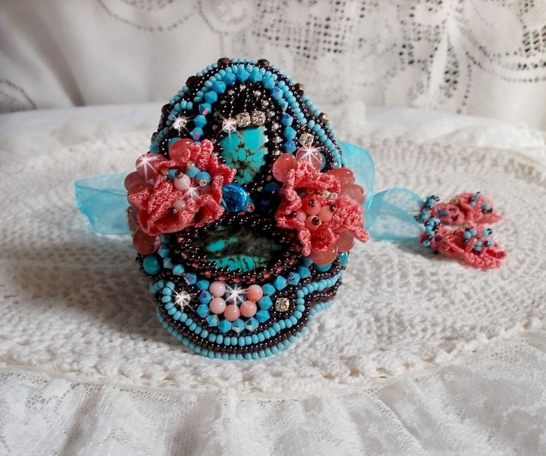 Armband Naïade Haute-Couture manschett broderad med turkos cabochons, en mycket gammal rosa spets, ädelsten pärlor: Coral Light och frö pärlor 