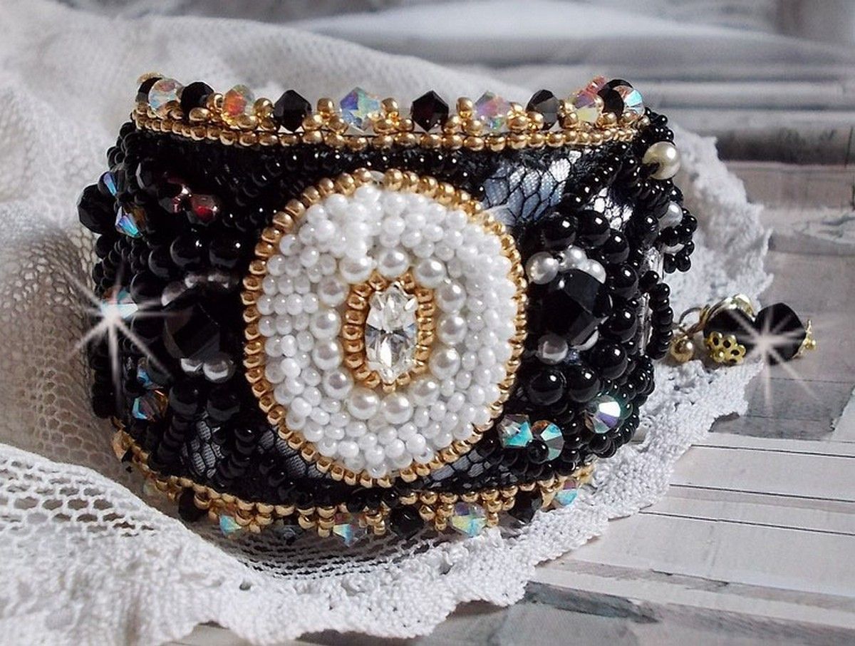 Sacred Black Armband broderat på en antik svart spets 