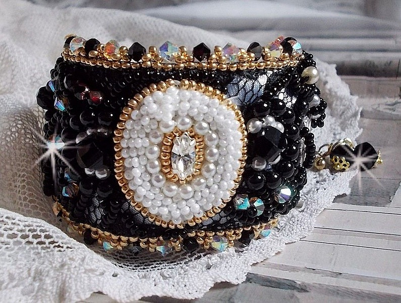 Sacred Black Armband broderat p&aring; en antik svart spets 