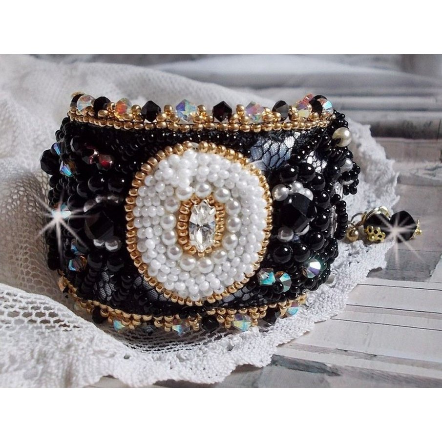 Sacred Black Armband broderat på en antik svart spets 