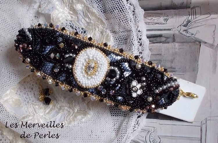 Sacred Black Armband broderat på en antik svart spets 