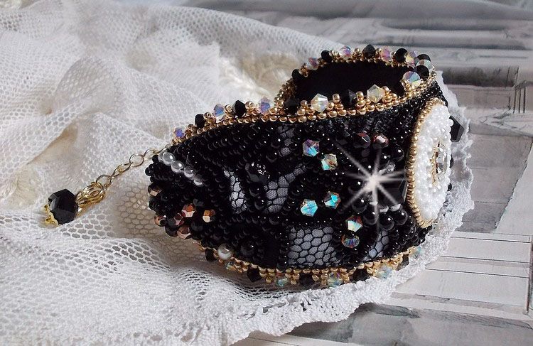 Sacred Black Armband broderat på en antik svart spets 