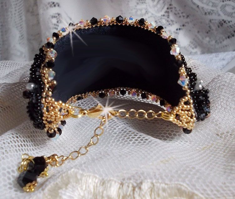 Sacred Black Armband broderat på en antik svart spets 