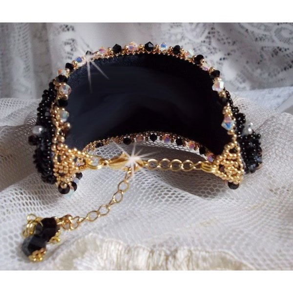 Sacred Black Armband broderat på en antik svart spets 