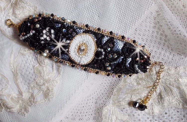 Sacred Black Armband broderat på en antik svart spets 