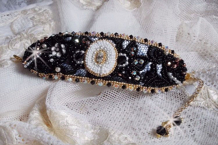 Sacred Black Armband broderat på en antik svart spets 