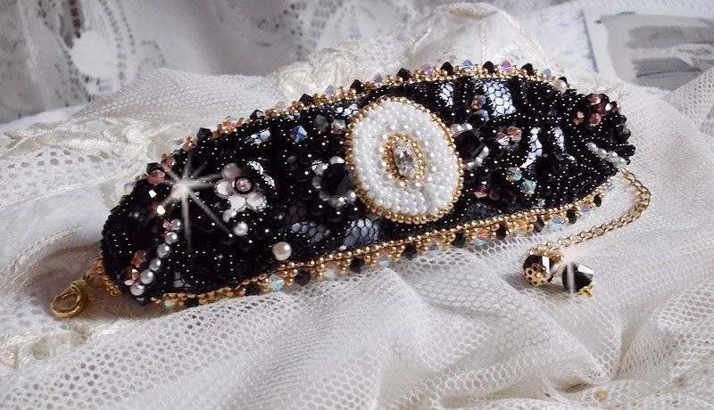 Sacred Black Armband broderat på en antik svart spets 