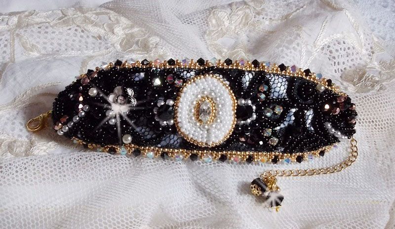 Sacred Black Armband broderat på en antik svart spets 