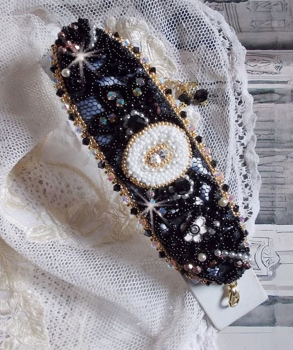 Sacred Black Armband broderat på en antik svart spets 